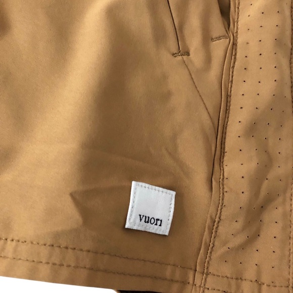 Vuori Dash Shorts in dark golden size Small - Picture 2 of 6